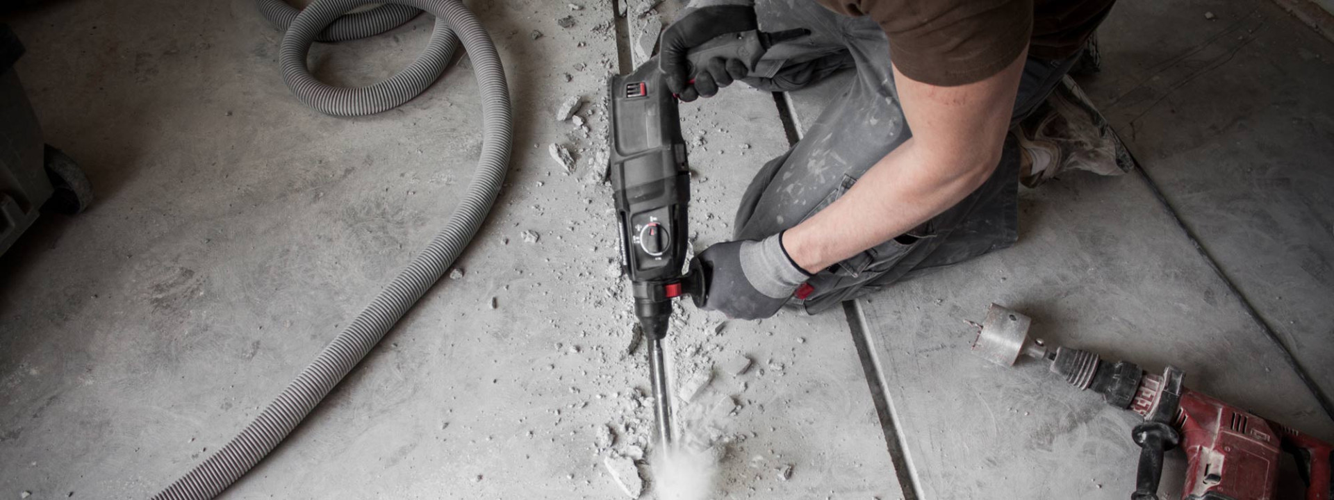 Professionelle Kernbohrung in einer Betonwand